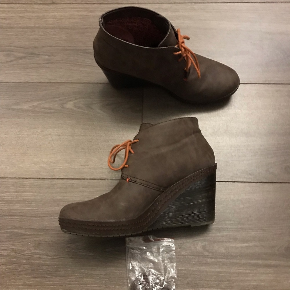 Weather proof wedges with orange and brown laces